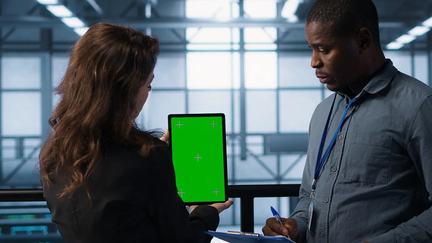 Mitarbeiter verwenden im Serverraum ein Mock-up-Gerät, um die Zuverlässigkeit der Infrastruktur zu überprüfen.