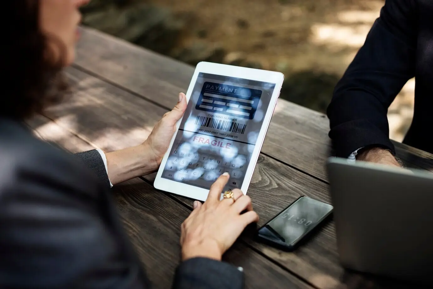 Menschen hängen gemeinsam in einem Café herum.